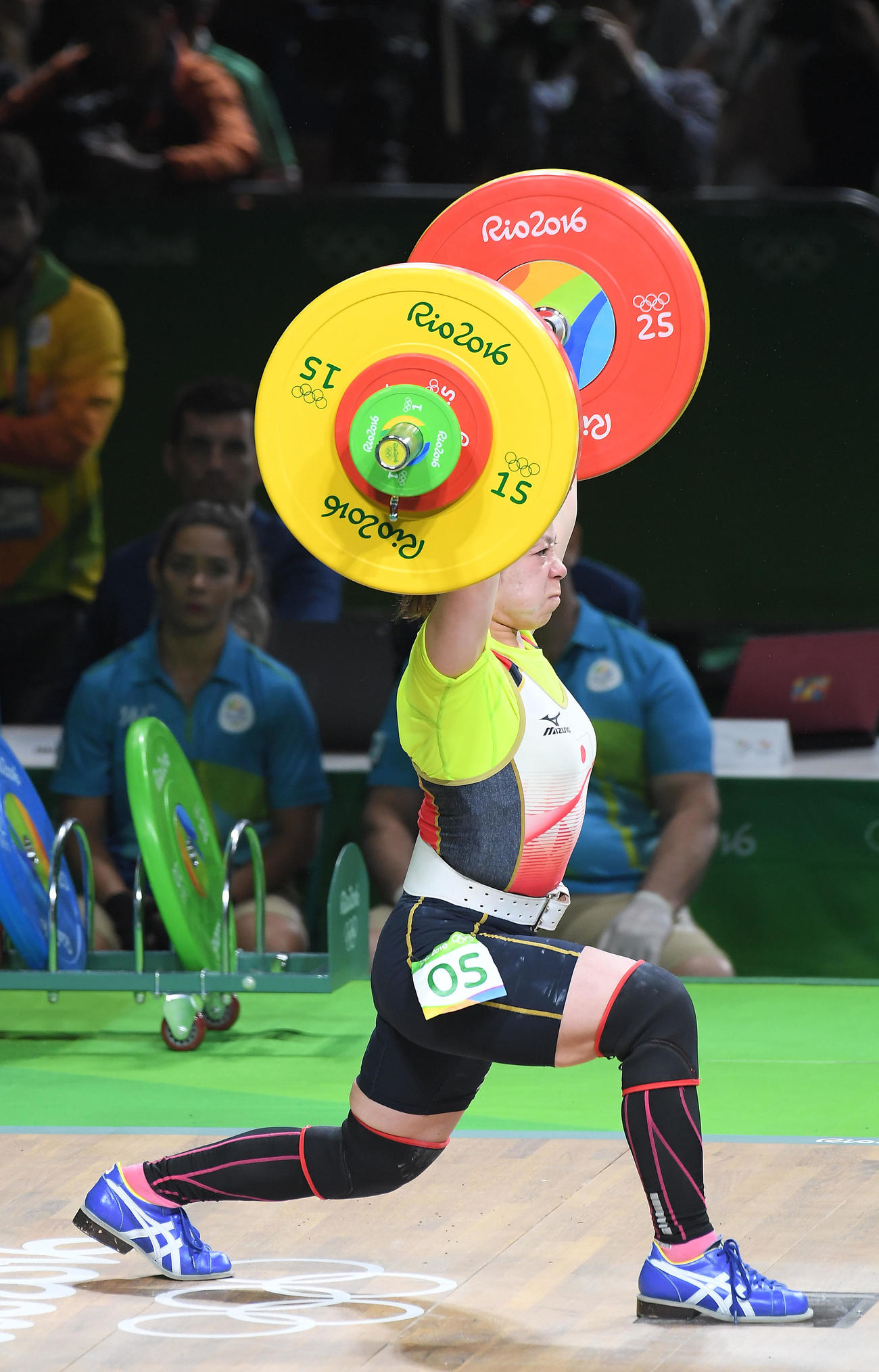 16年8月、リオデジャネイロ五輪重量挙げ女子48キロ級で、107キロを成功させる三宅