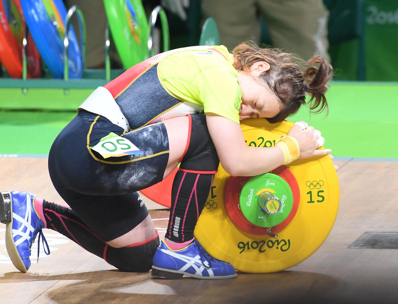 16年8月、リオデジャネイロ五輪重量挙げ女子48キロ級で、ジャーク107キロを成功させ、バーベルに抱きつき喜ぶ三宅