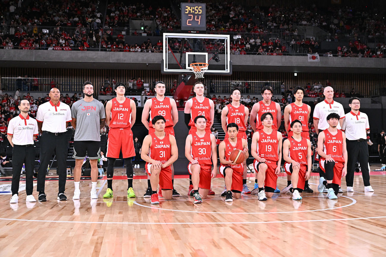 日本対アンゴラ　試合前に記念撮影する渡辺（左から4人目）ら日本代表の選手たち（撮影・滝沢徹郎）