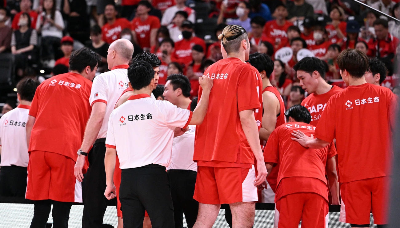 日本対アンゴラ　第3Q開始前に円陣を組む日本の選手たち（撮影・滝沢徹郎）