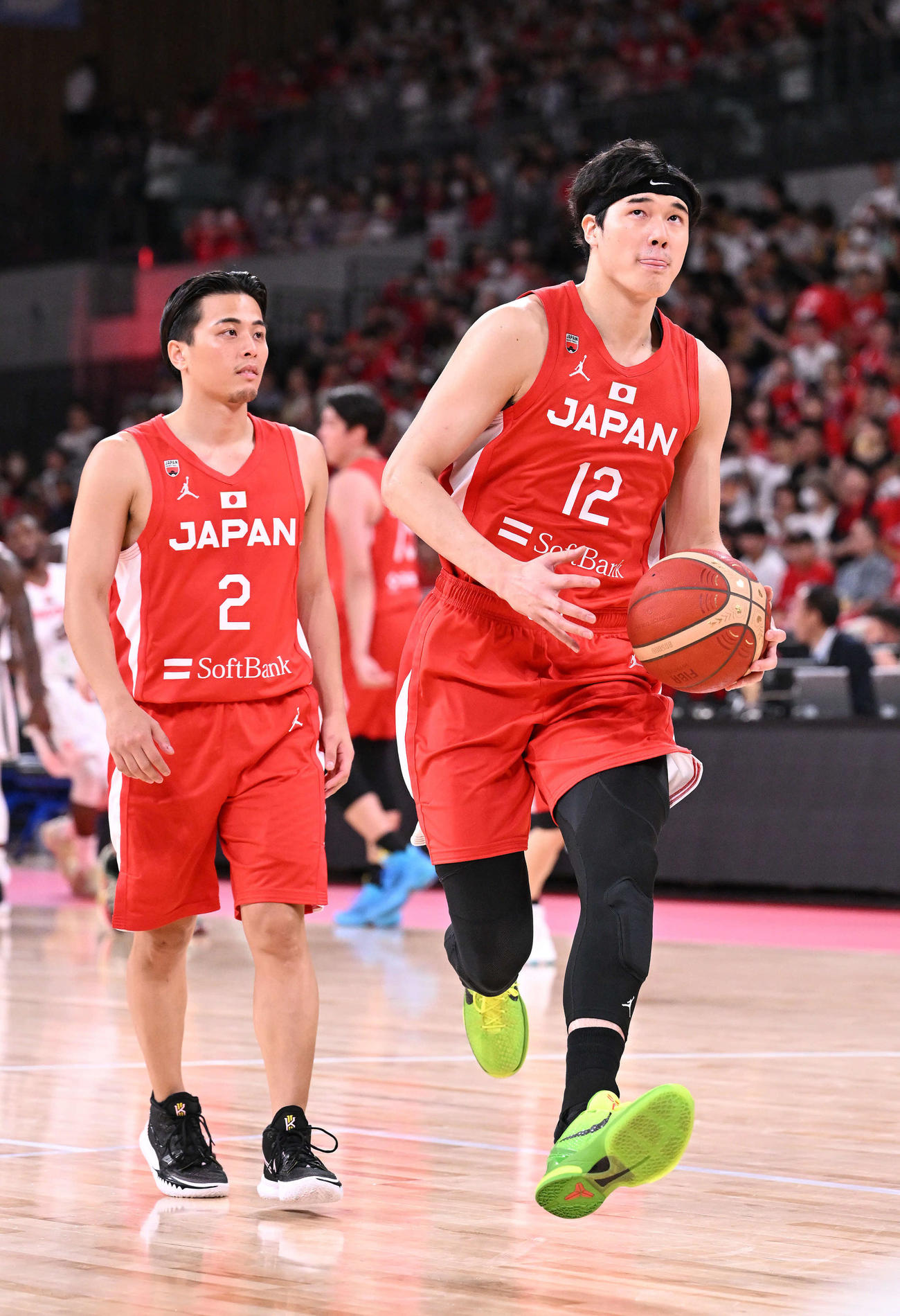日本対アンゴラ　試合前練習する渡辺（右）と富樫（撮影・滝沢徹郎）