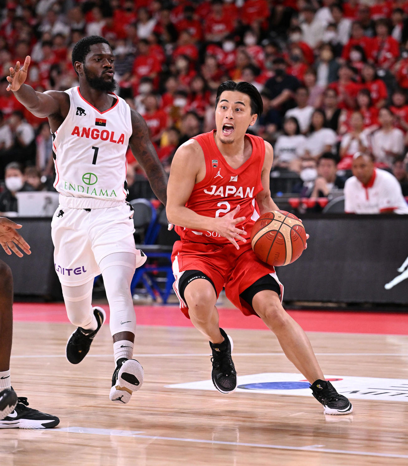 日本対アンゴラ　第1Q、攻め込む富樫（撮影・滝沢徹郎）