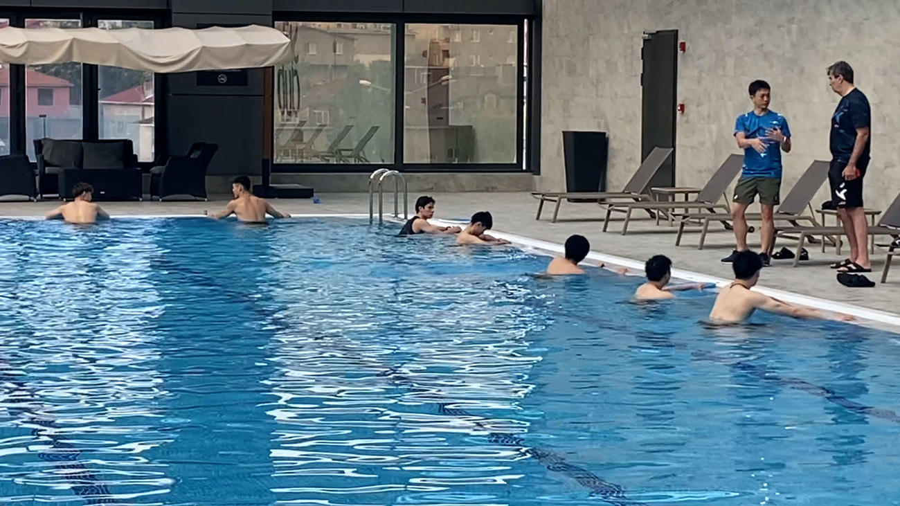 プールでトレーニングする選手たち（C）JVA
