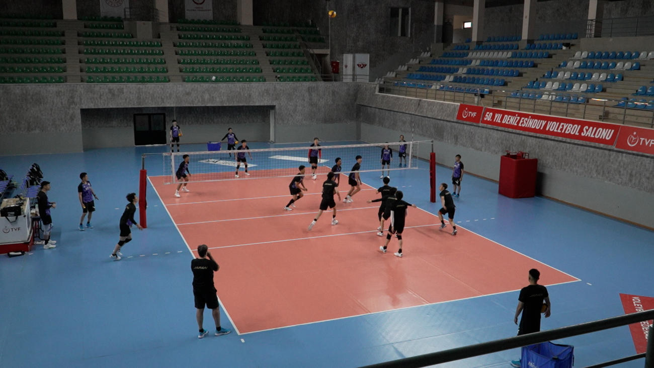 トルコで初練習に臨む選手たち（C）JVA