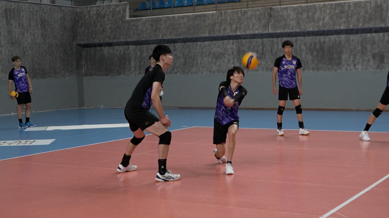 レシーブする小川（中央）（C）JVA