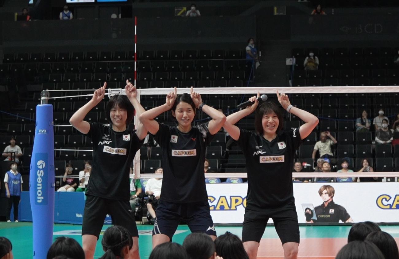 佐賀牛ポーズを披露する選手たち。左から林、古賀、石川（C）JVA