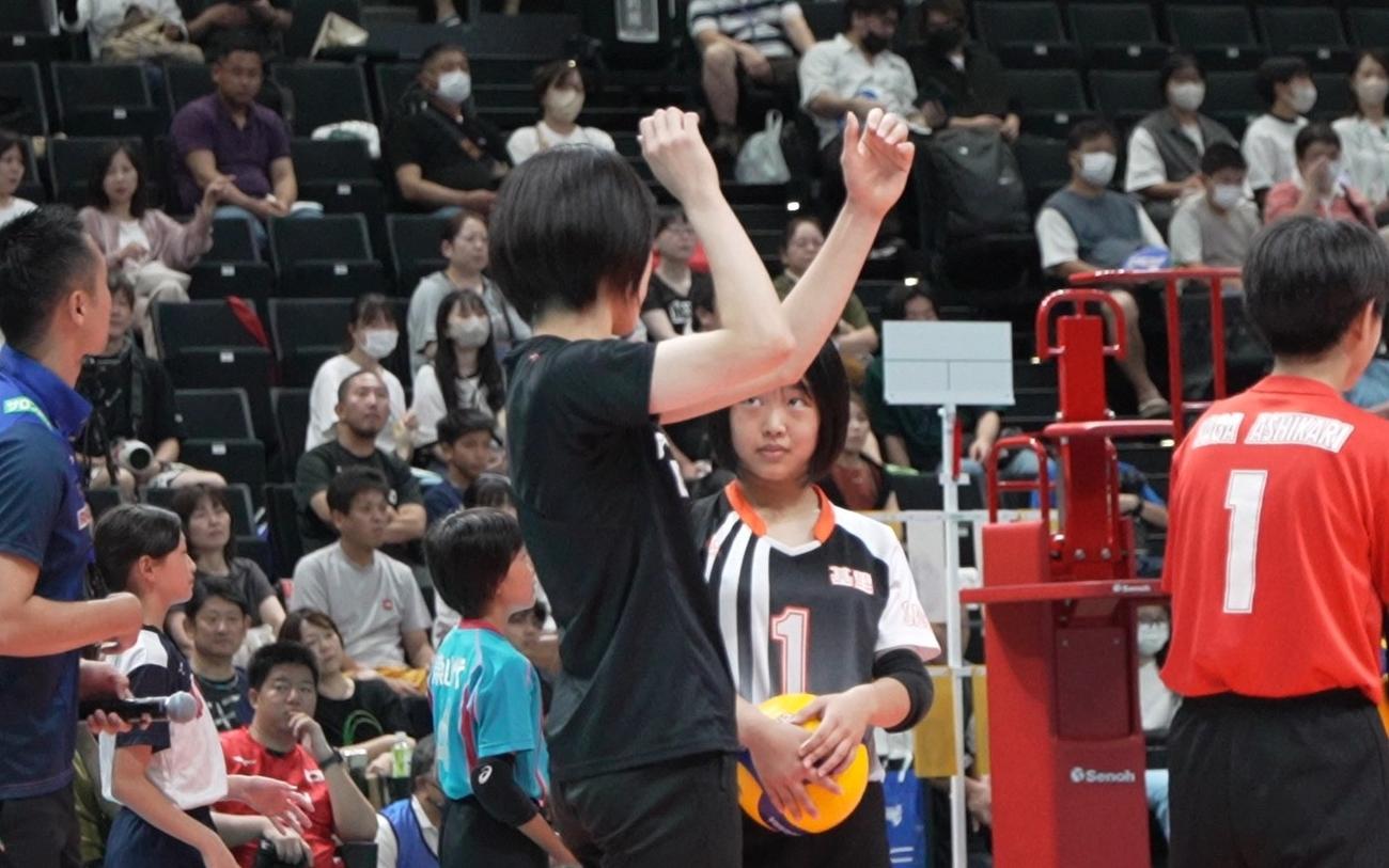 子供たちにスパイクの指導をする林（C）JVA