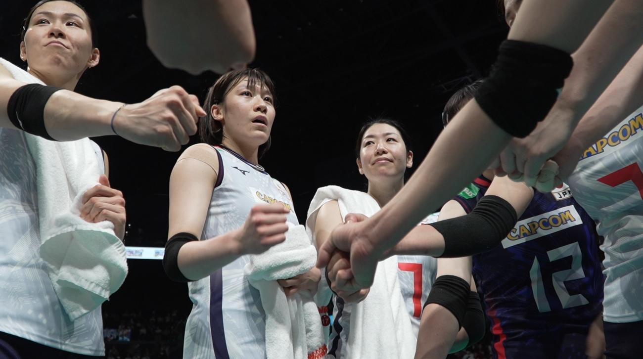 円陣を組む白組。左から渡辺、石川、田中（C）JVA