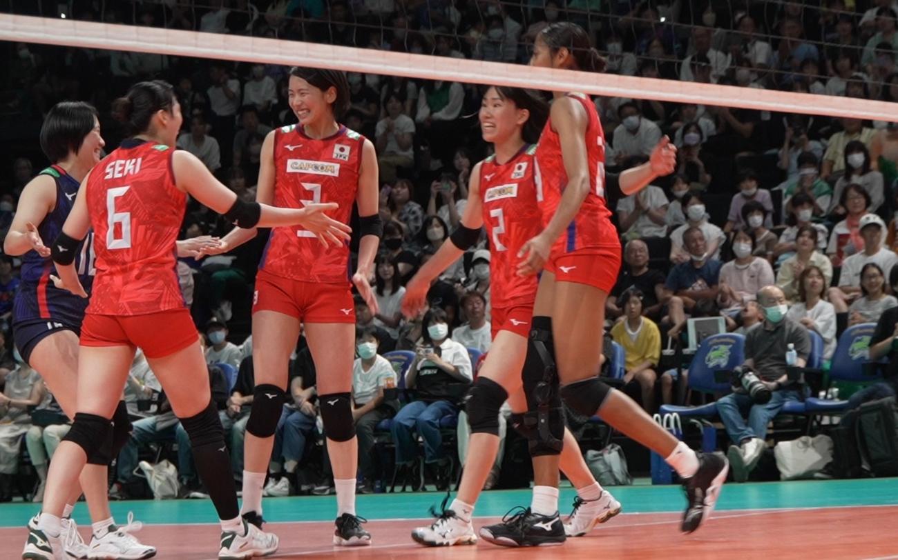 得点を喜ぶ赤組。左から目黒、関、古賀、林、宮部（C）JVA
