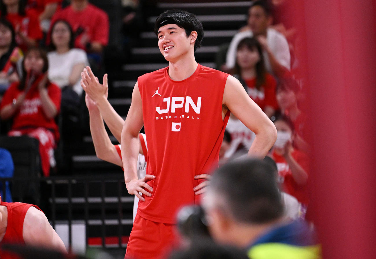 日本対アンゴラ　試合に勝利しベンチで笑顔の渡辺（撮影・滝沢徹郎）