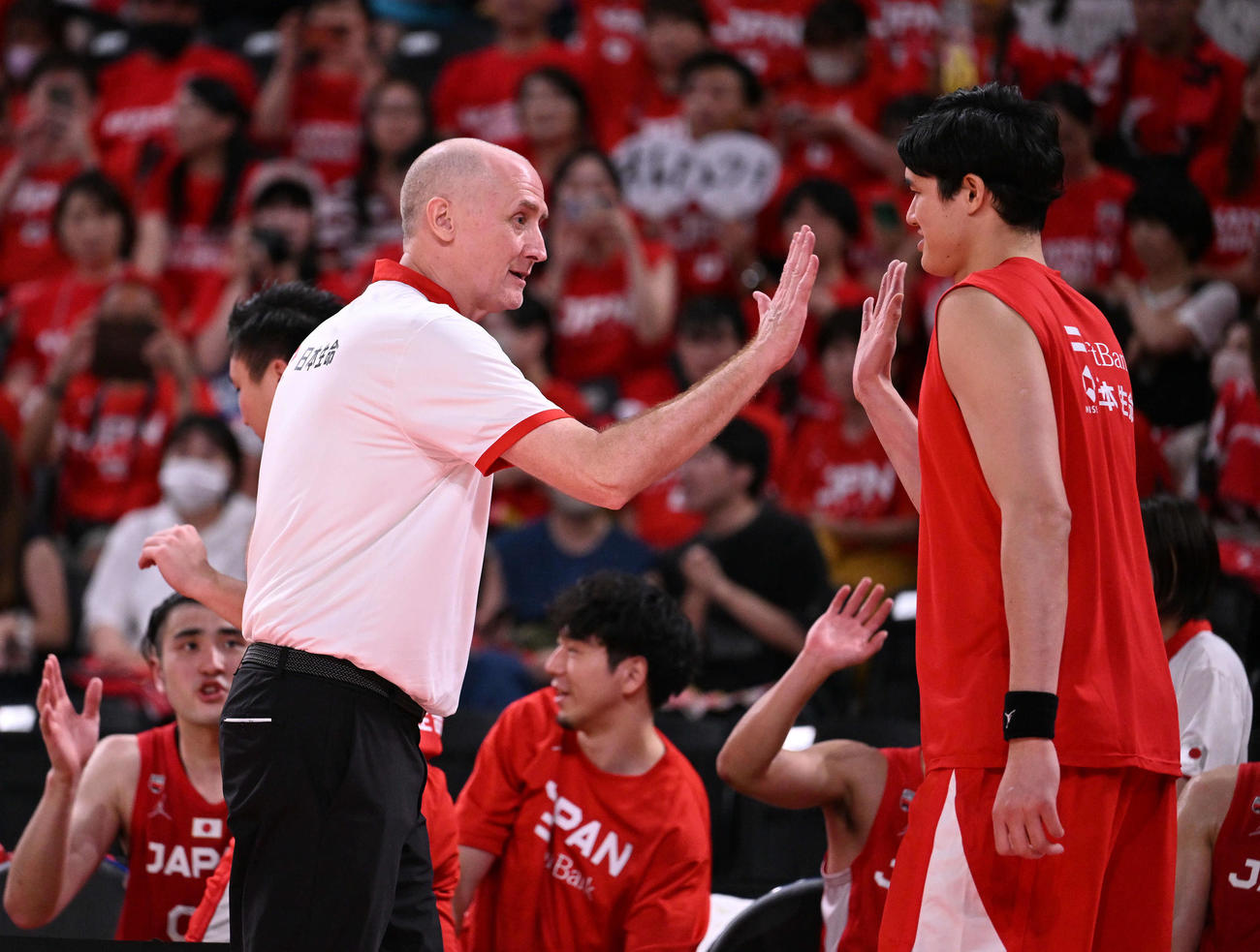 日本対アンゴラ　試合に勝利しタッチをかわすホーバス監督（左）と渡辺（撮影・滝沢徹郎）