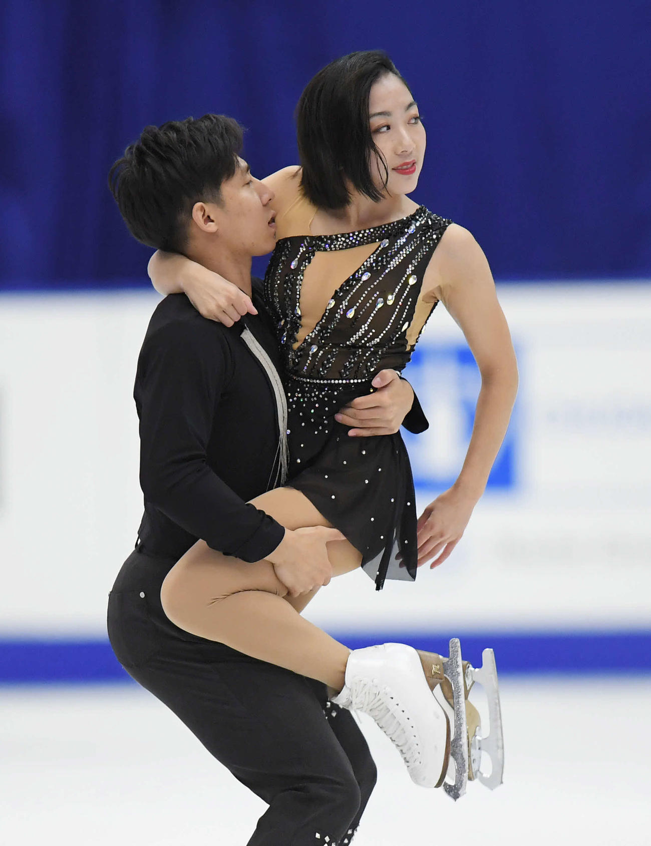 息のあった演技を披露するスイ（右）ハン組（2019年11月22日撮影）