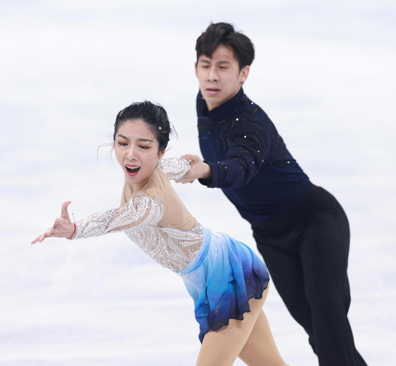 北京五輪　ペアフリーの演技をする隋文静（左）韓聡組（2022年2月19日撮影）