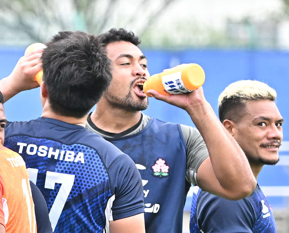 日本代表の練習に参加したロック・ヘル（中央）。右はWTBレメキ（撮影・滝沢徹郎）