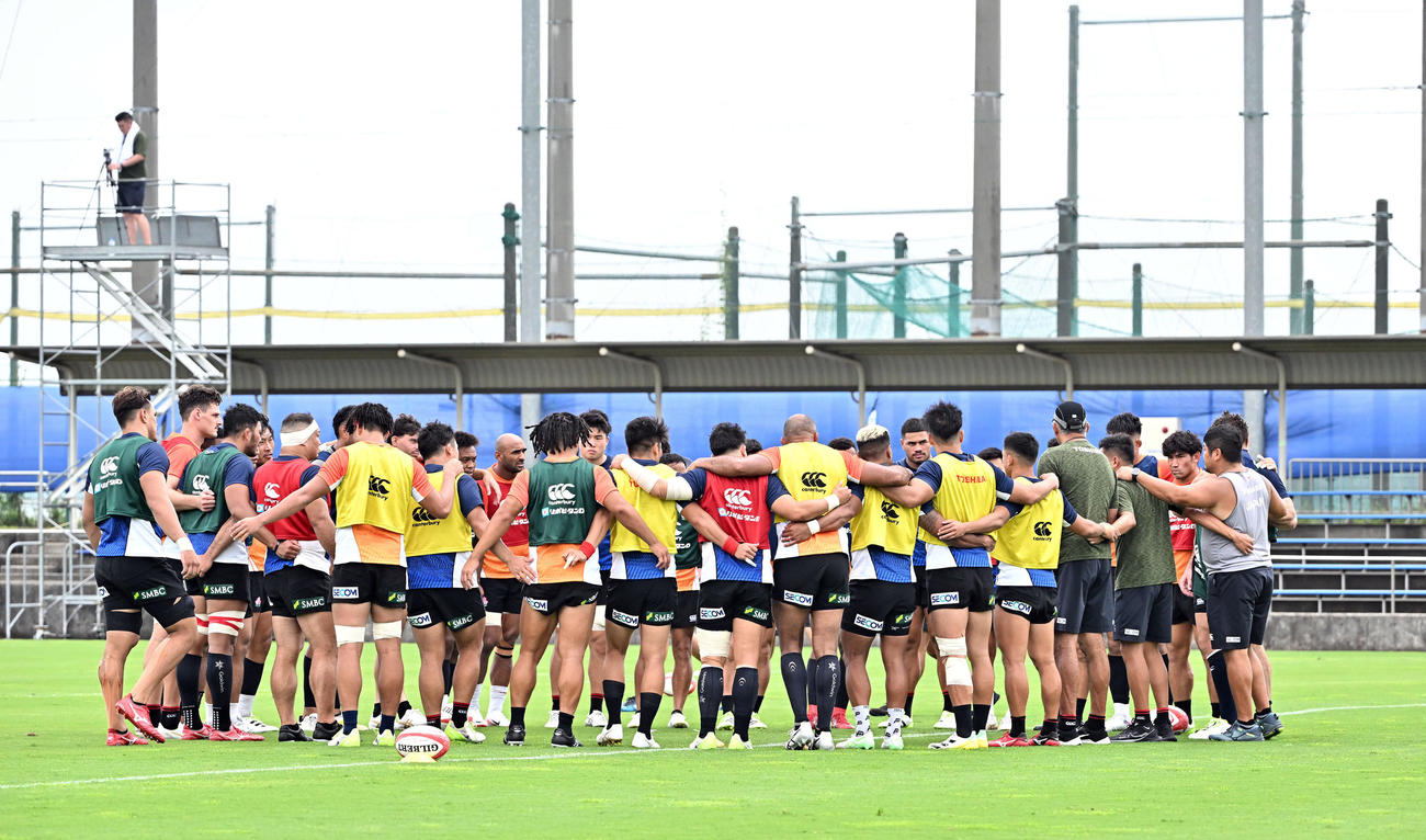 公開練習で円陣を組む日本代表の選手たち（撮影・滝沢徹郎）