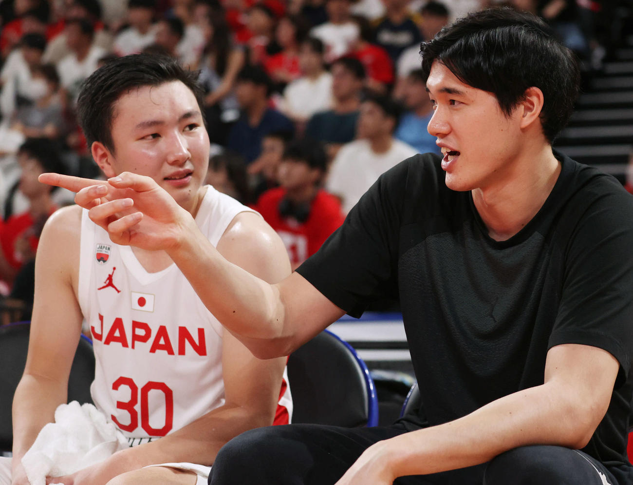 日本対フランス　第4Q、話し込む富永（左）と渡辺（撮影・松本俊）