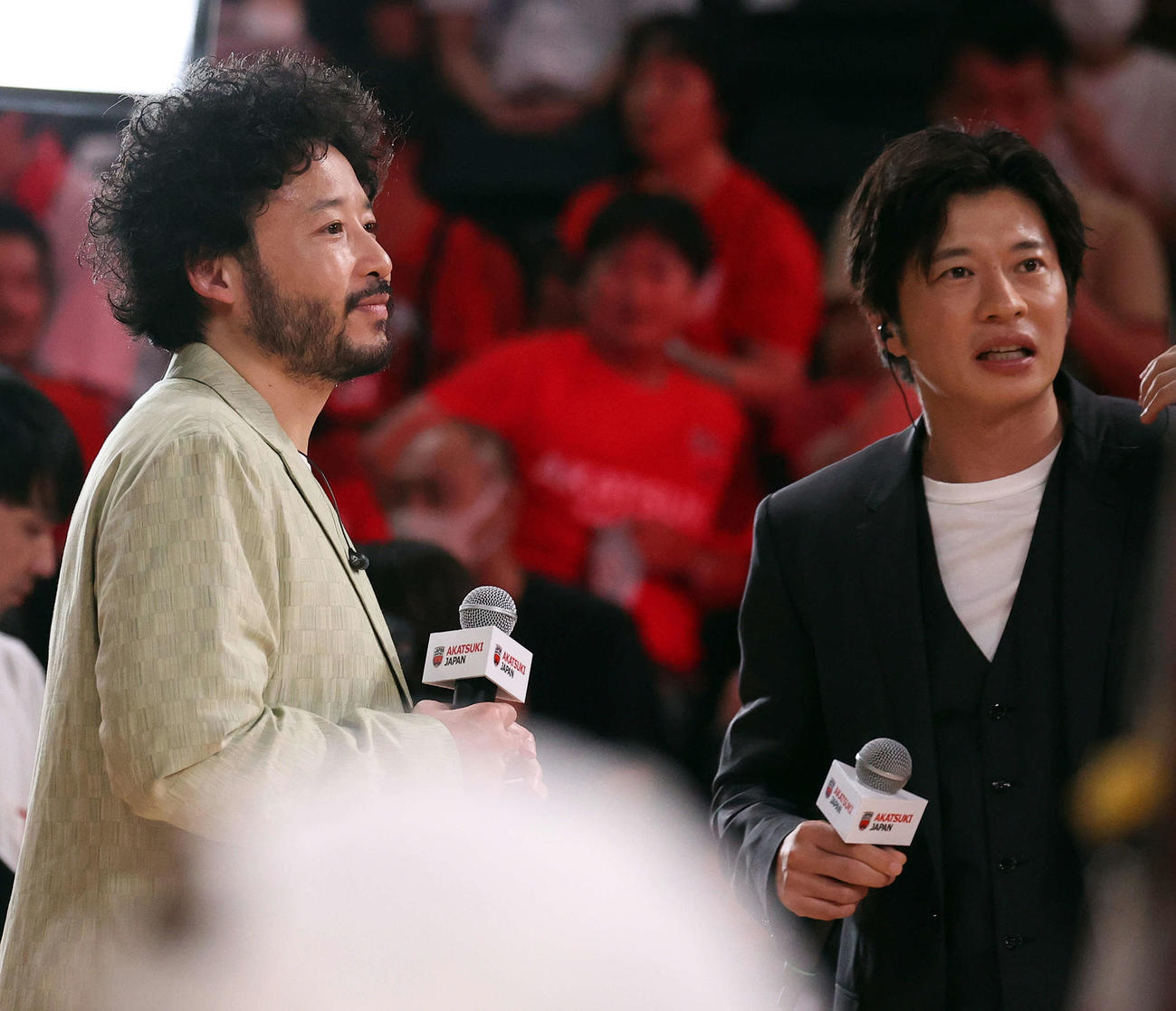 日本対フランス　リポートする田臥勇太（左）と田中圭（撮影・松本俊）