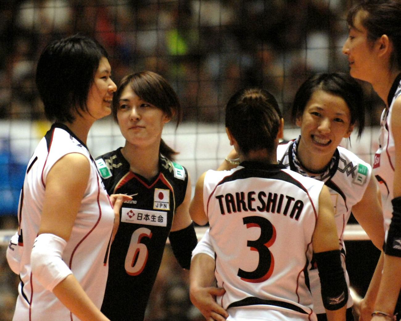 06年11月1日、バレーボール世界選手権　コスタリカを破り笑顔を見せる、左から木村沙織、菅山かおる、竹下佳江、小山修加