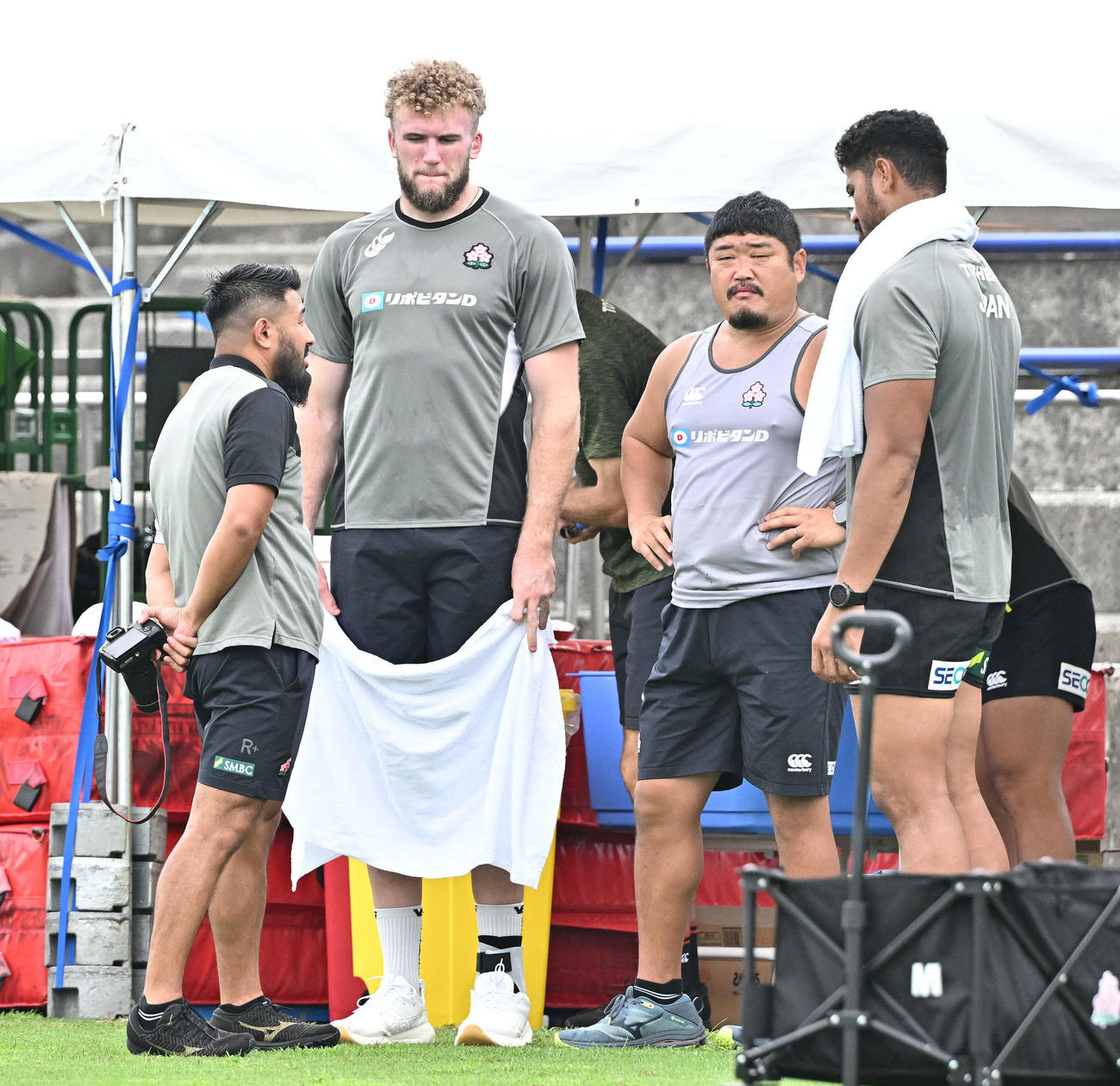 16日、日本代表の練習を見学したロック・ディアンズ（左から2人目）