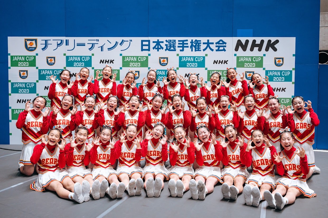 18日の自由演技競技デビジョン2で健闘した箕面自由学園AとBのメンバー（学校提供）