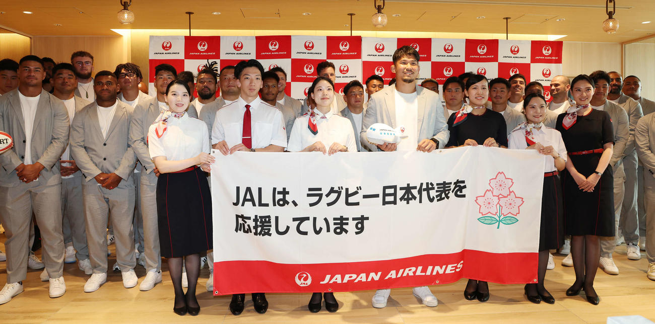 ラグビー日本代表出発式でJAL職員と記念撮影する姫野主将（手前中央）ら選手たち（撮影・宮地輝）