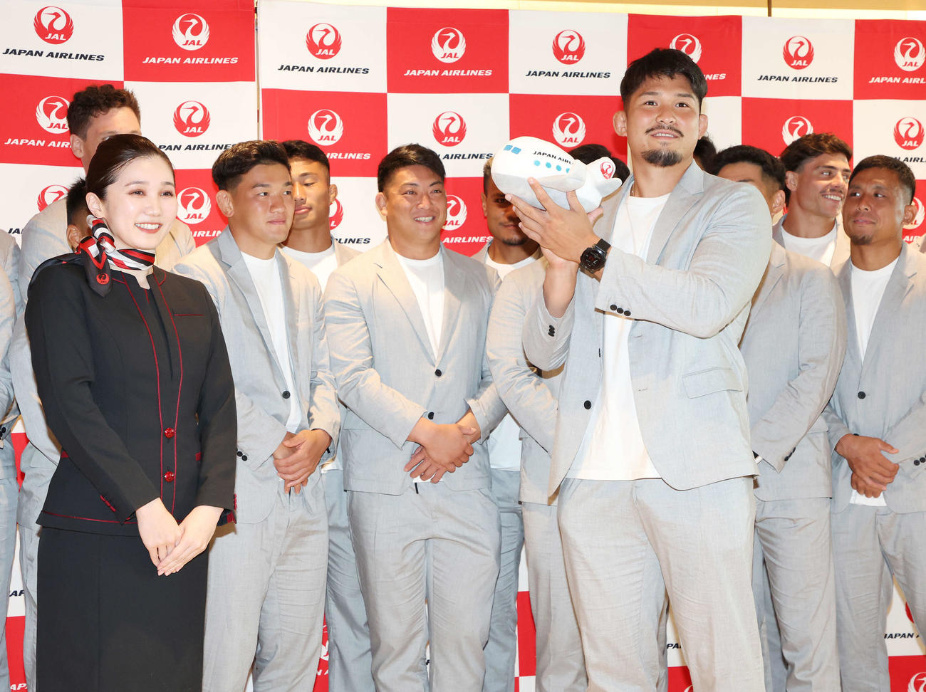 ラグビー日本代表出発式で記念品を受け取った姫野主将（手前右）（撮影・宮地輝）