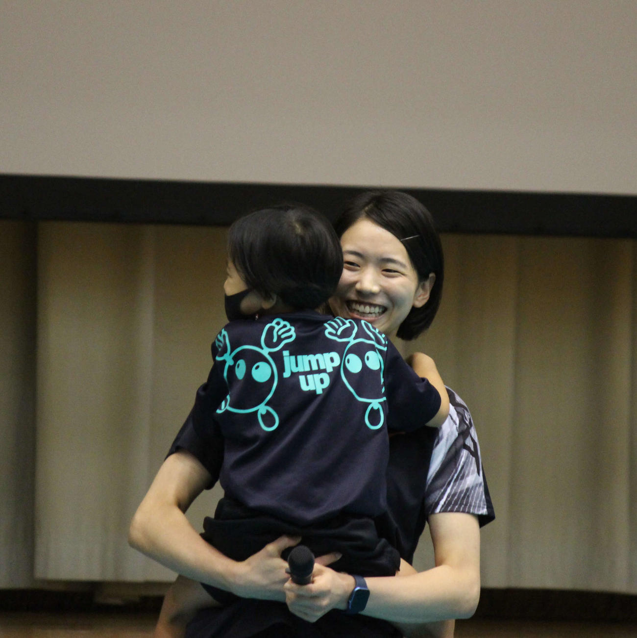 ファンの男の子を抱っこする古賀（撮影・勝部晃多）