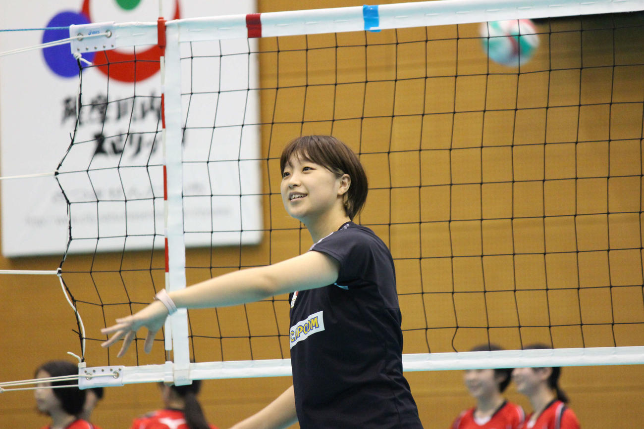 中学生を指導する松井（撮影・勝部晃多）