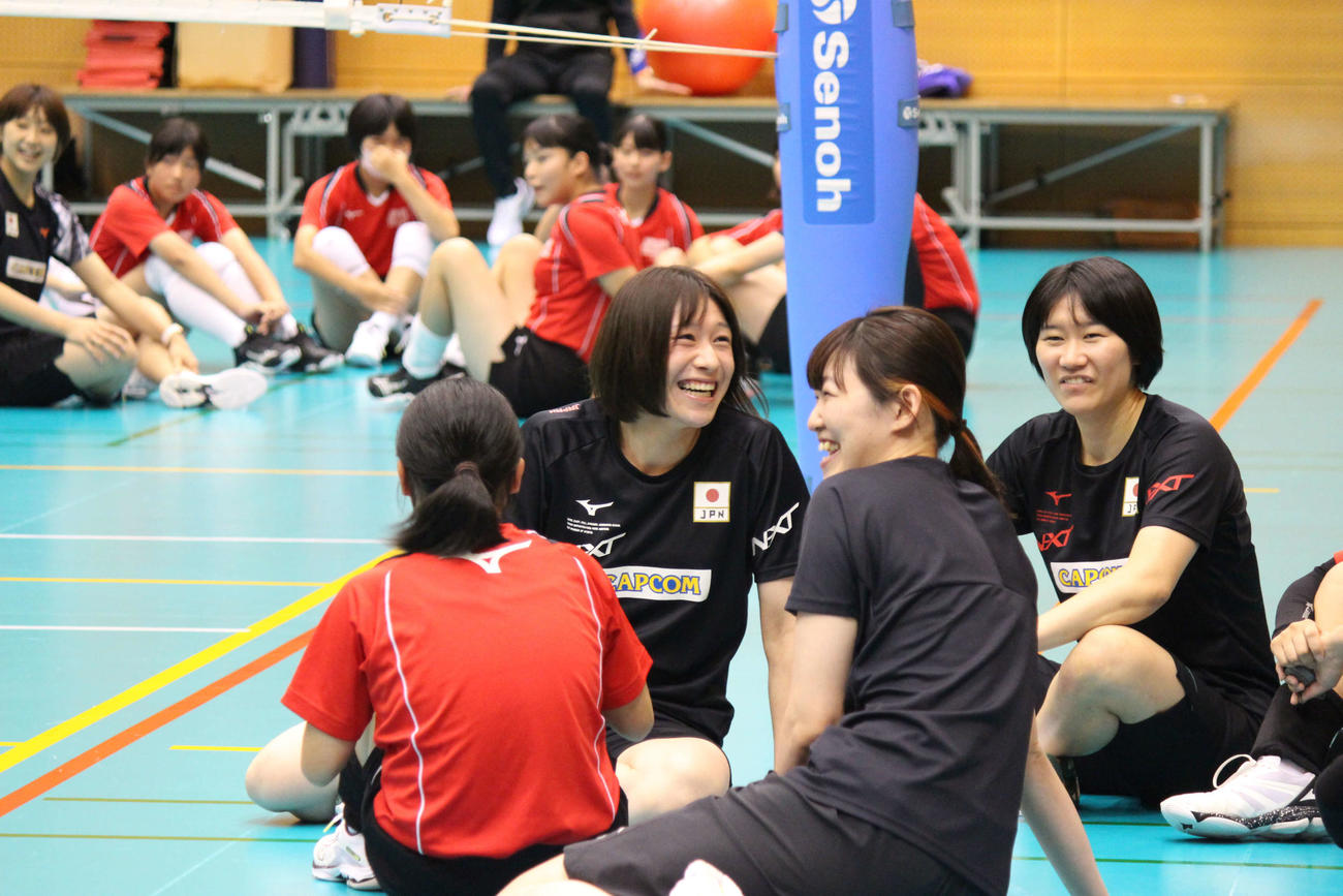 談笑する石川真佑（中央）（撮影・勝部晃多）