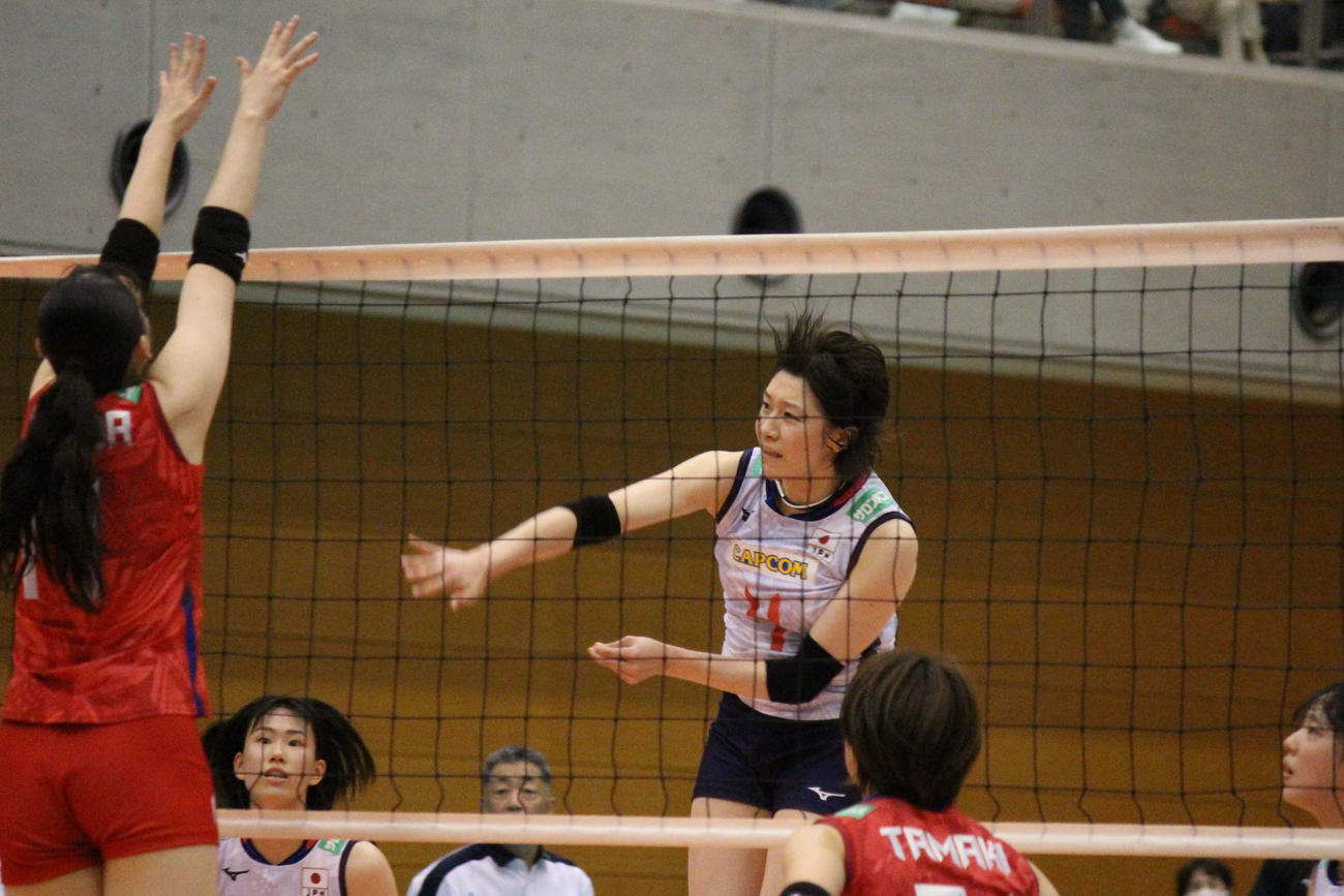 スパイクを放つ石川真佑（撮影・勝部晃多）