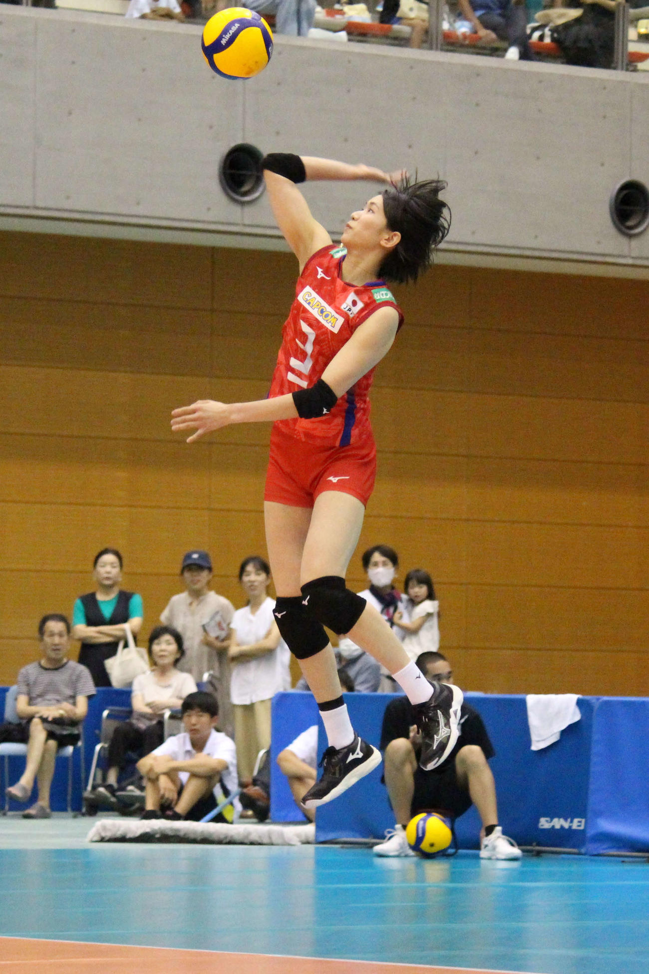 サーブを放つ古賀紗理那（撮影・勝部晃多）
