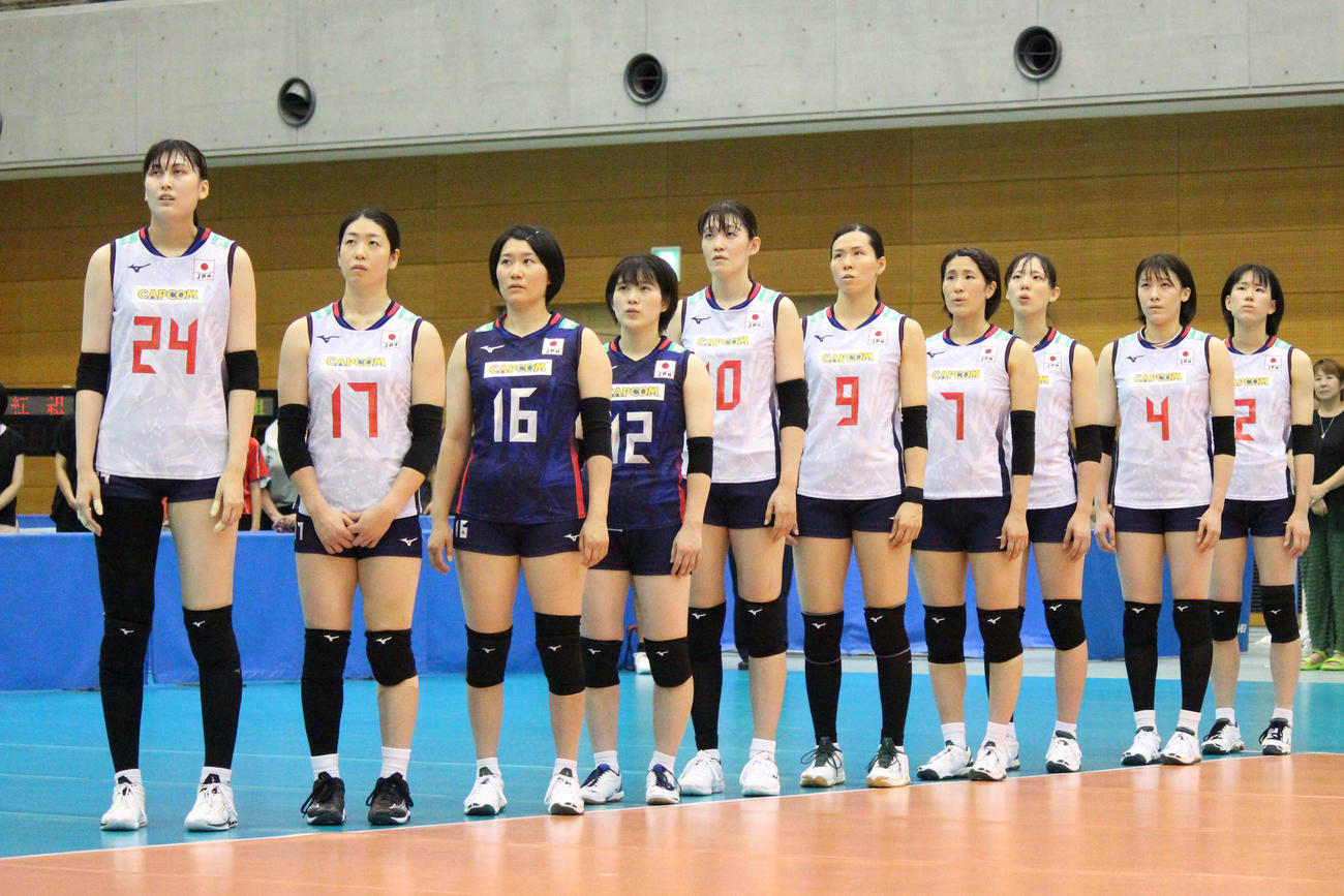 紅白戦を行った女子日本代表の白組メンバー。左から入沢まい、田中瑞稀、目黒優佳、福留慧美、井上愛里沙、渡辺彩、柴田真果、関菜々巳、石川真佑、林琴奈（撮影・勝部晃多）