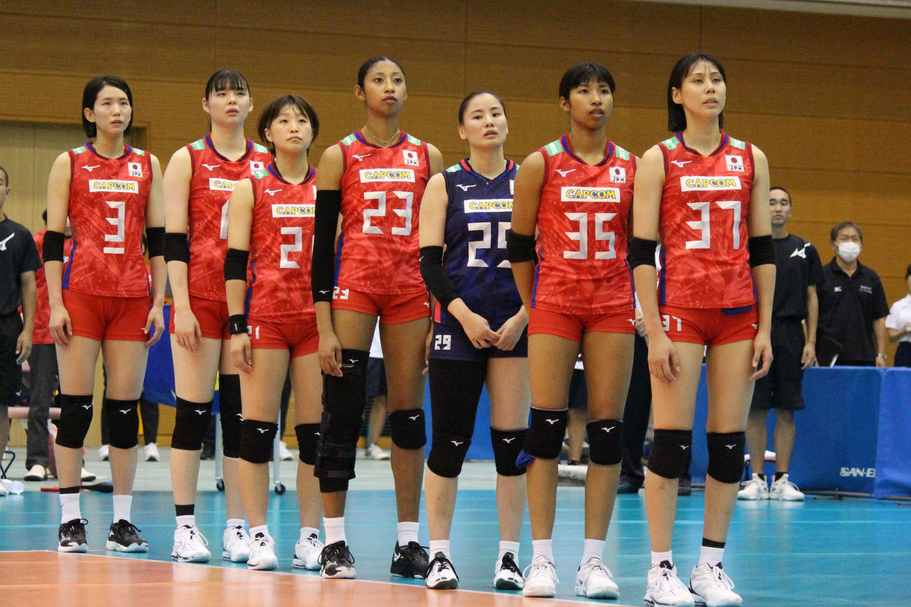 紅白戦を行った女子日本代表の赤組メンバー。左から古賀紗理那、山田二千華、松井珠己、宮部藍梨、西村弥菜美、宮部愛芽世、和田由紀子（撮影・勝部晃多）