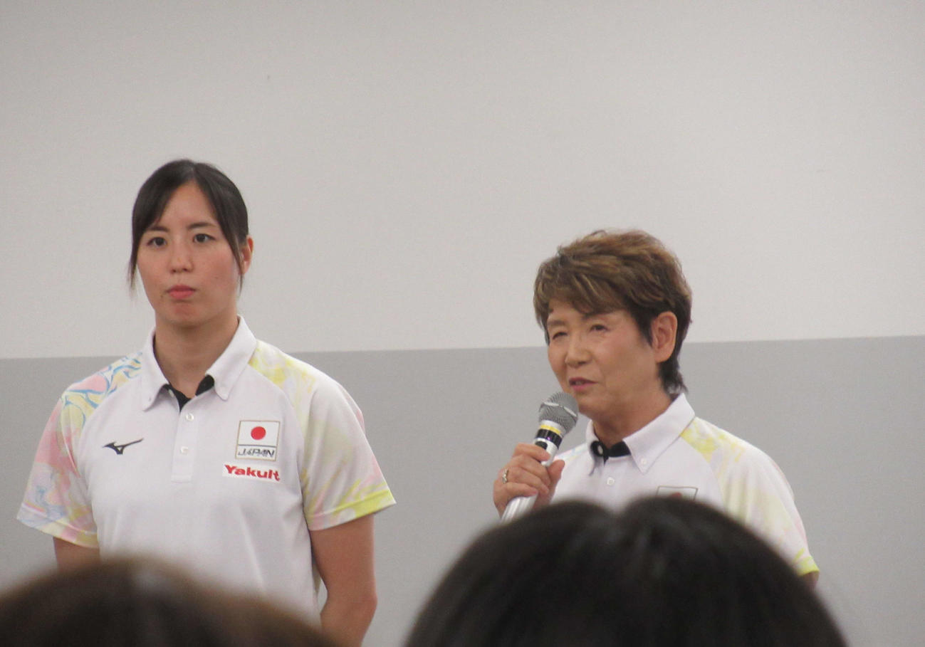 AS乾友紀子（左）は、井村雅代コーチとトークイベントに参加した（撮影・益田一弘）