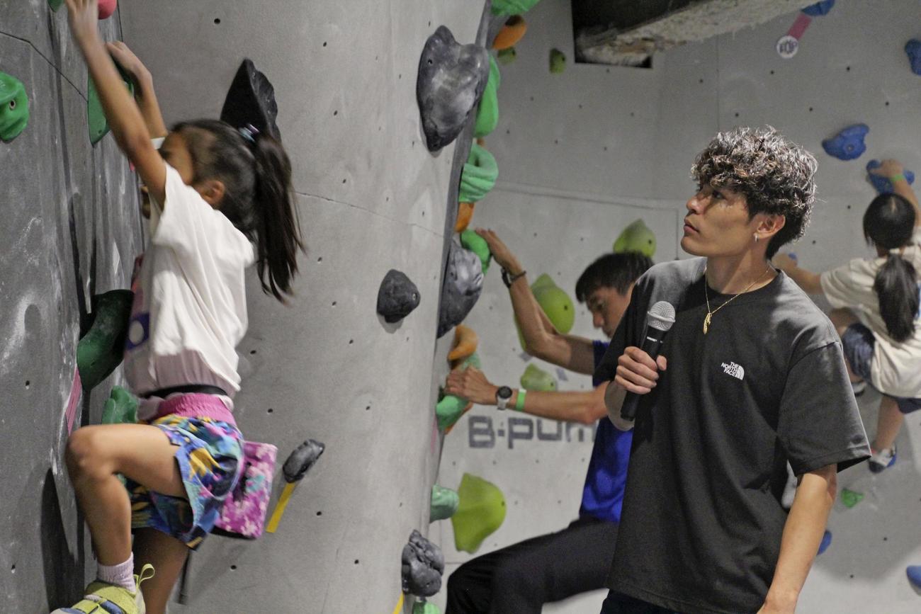 体験イベントでスポーツクライミングを教える楢崎智亜（右）（共同）