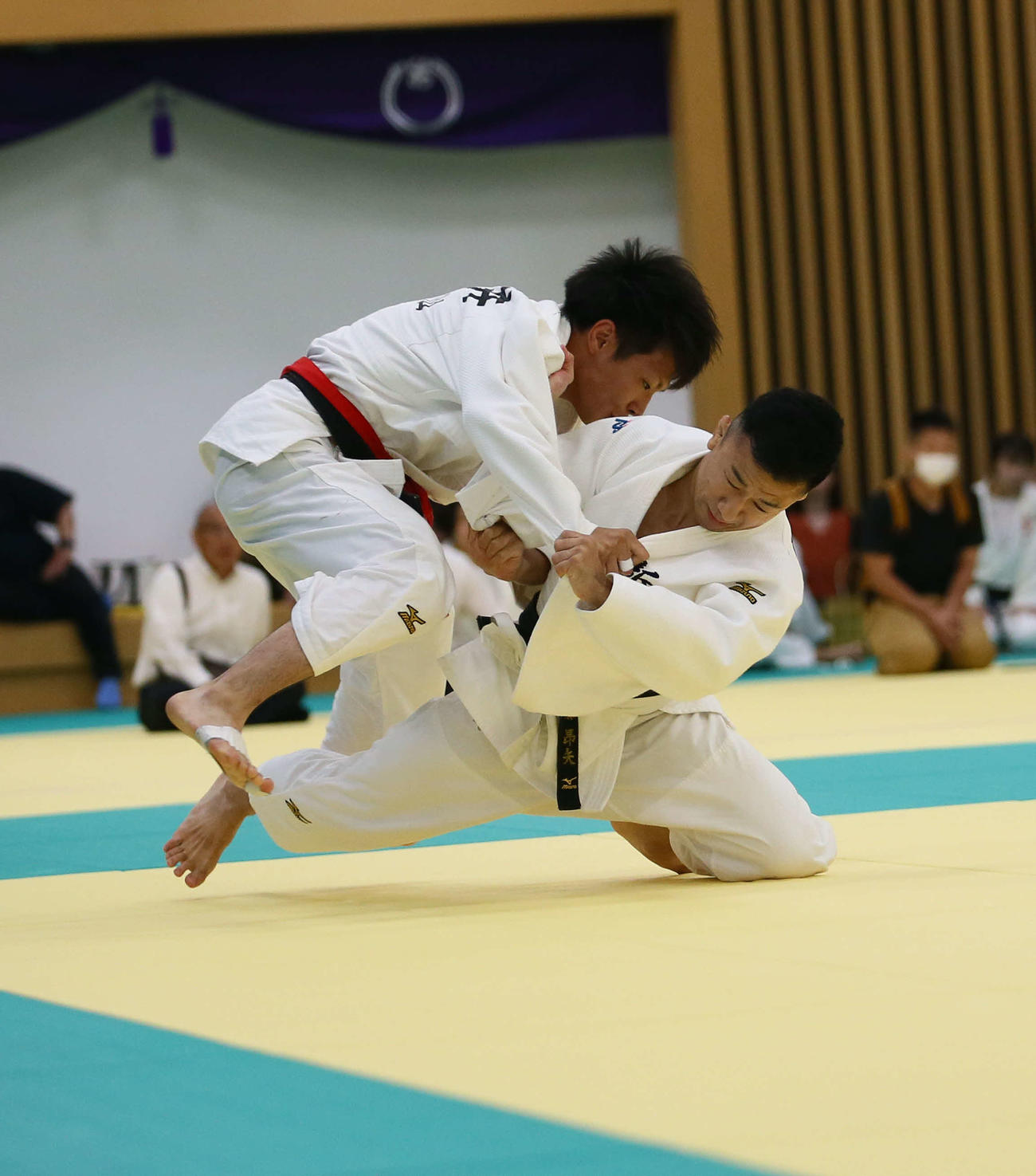 代表戦で優位に試合を進める斎藤（右）