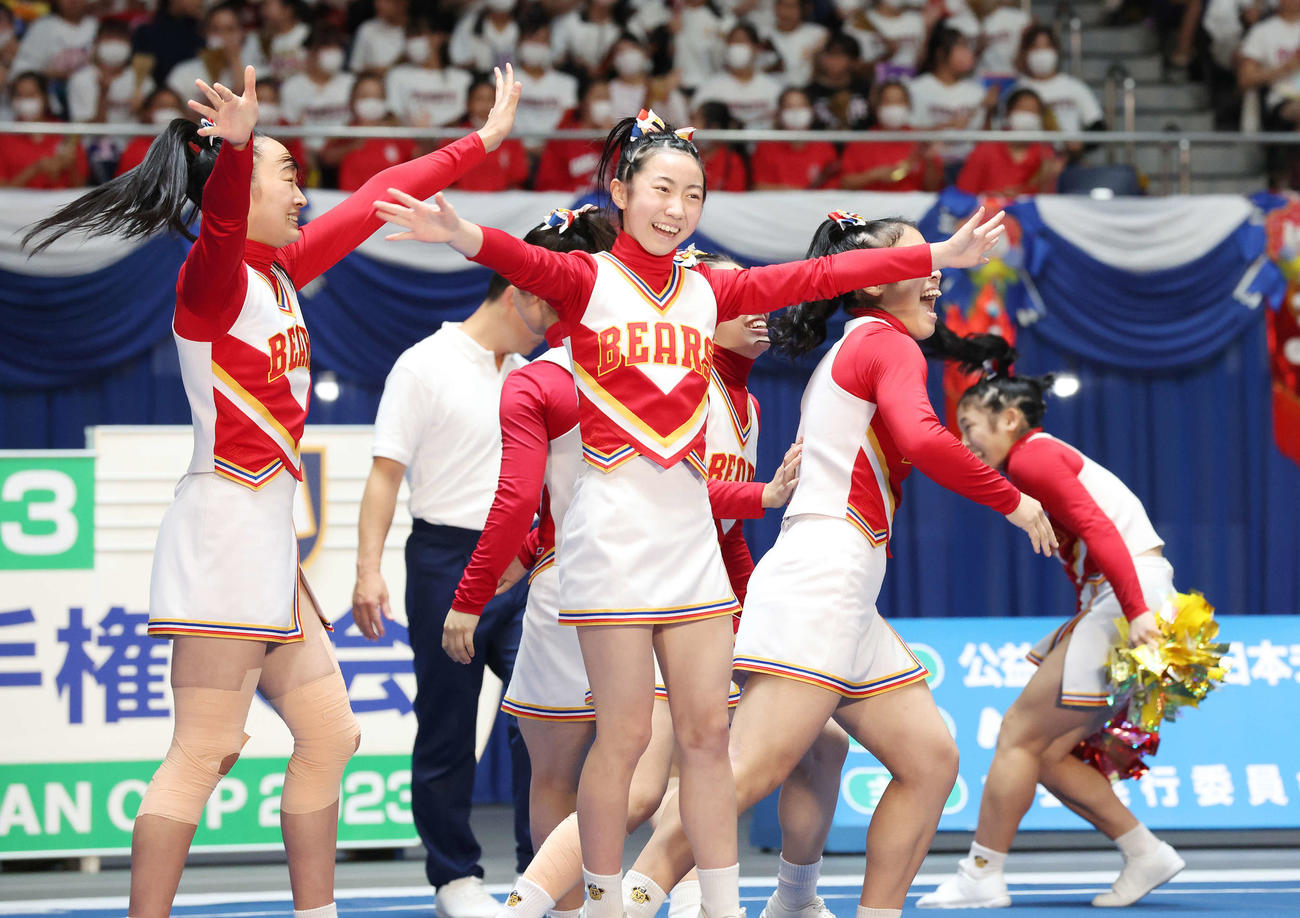演技を終え、笑顔の箕面自由学園チアリーディング部（撮影・宮地輝）