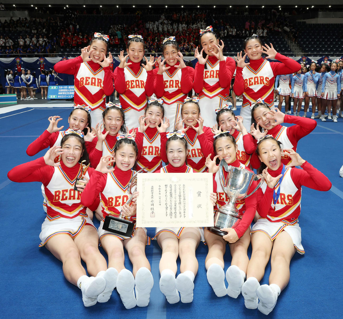 高等学校部門を優勝し、笑顔で記念撮影する箕面自由学園チアリーディング部（撮影・宮地輝）