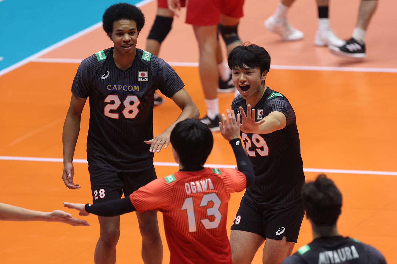 得点を喜ぶ左からエバデダンラリー、小川智大、山本龍（C）AVC