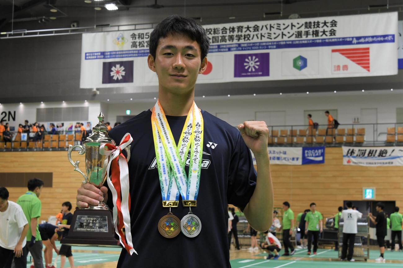 男子シングルスで準優勝、ダブルスで3位に入った浪岡・菅原海（撮影・石井翔太）
