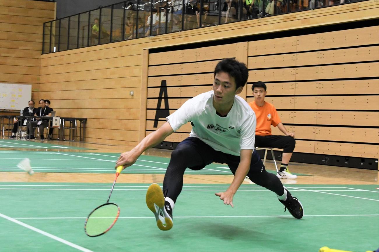 男子シングルス決勝、シャトルに食らいつく浪岡・菅原海（撮影・石井翔太）