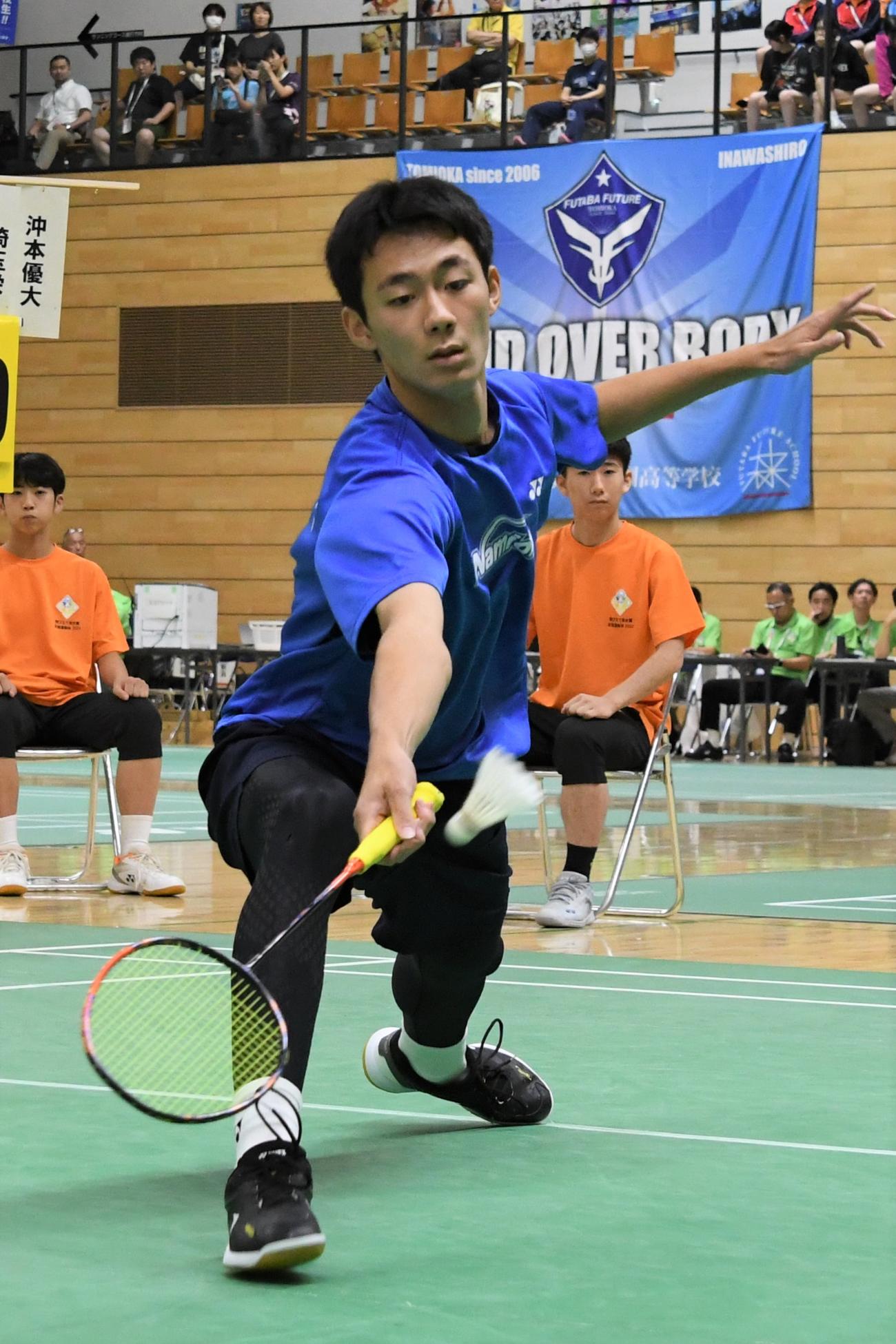 男子シングルス決勝、シャトルに食らいつく浪岡・菅原海（撮影・石井翔太）