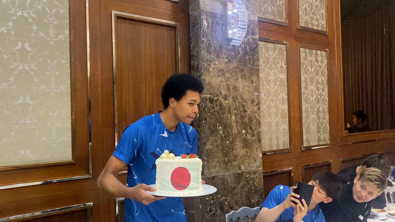 誕生日を祝われるラリー（C）JVA