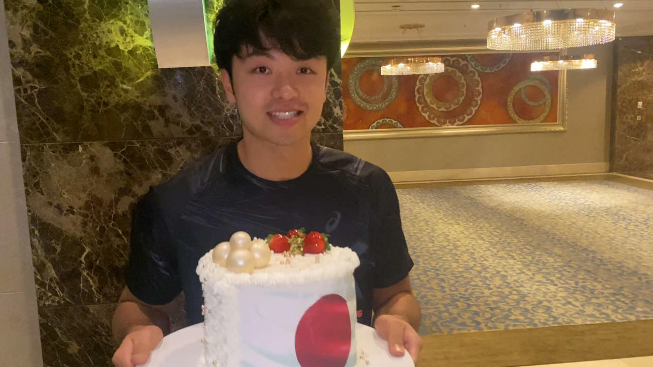 ケーキを持つ山本龍（C）JVA
