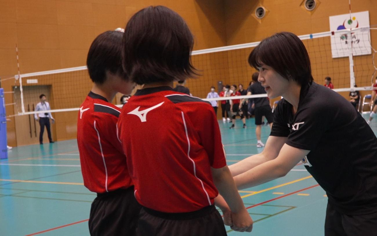 子どもたちに指導する福留（C）JVA