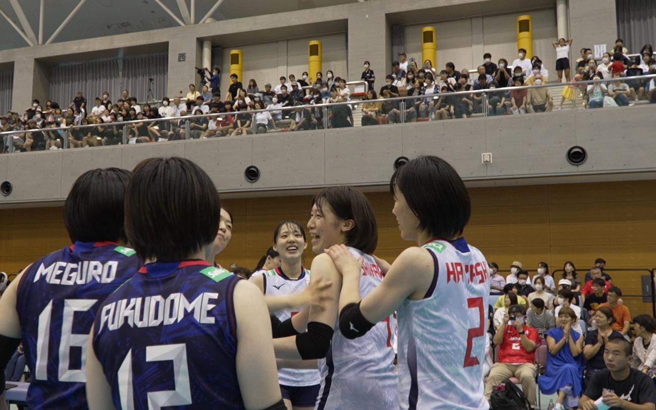 試合を決めた石川（右から2番目）に駆け寄る白組メンバー（C）JVA