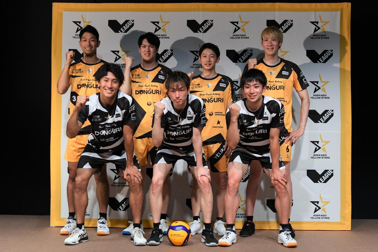 北海道イエロースターズの新ユニホームを着てガッツポーズする小森主将（手前中央）ら（撮影・石井翔太）