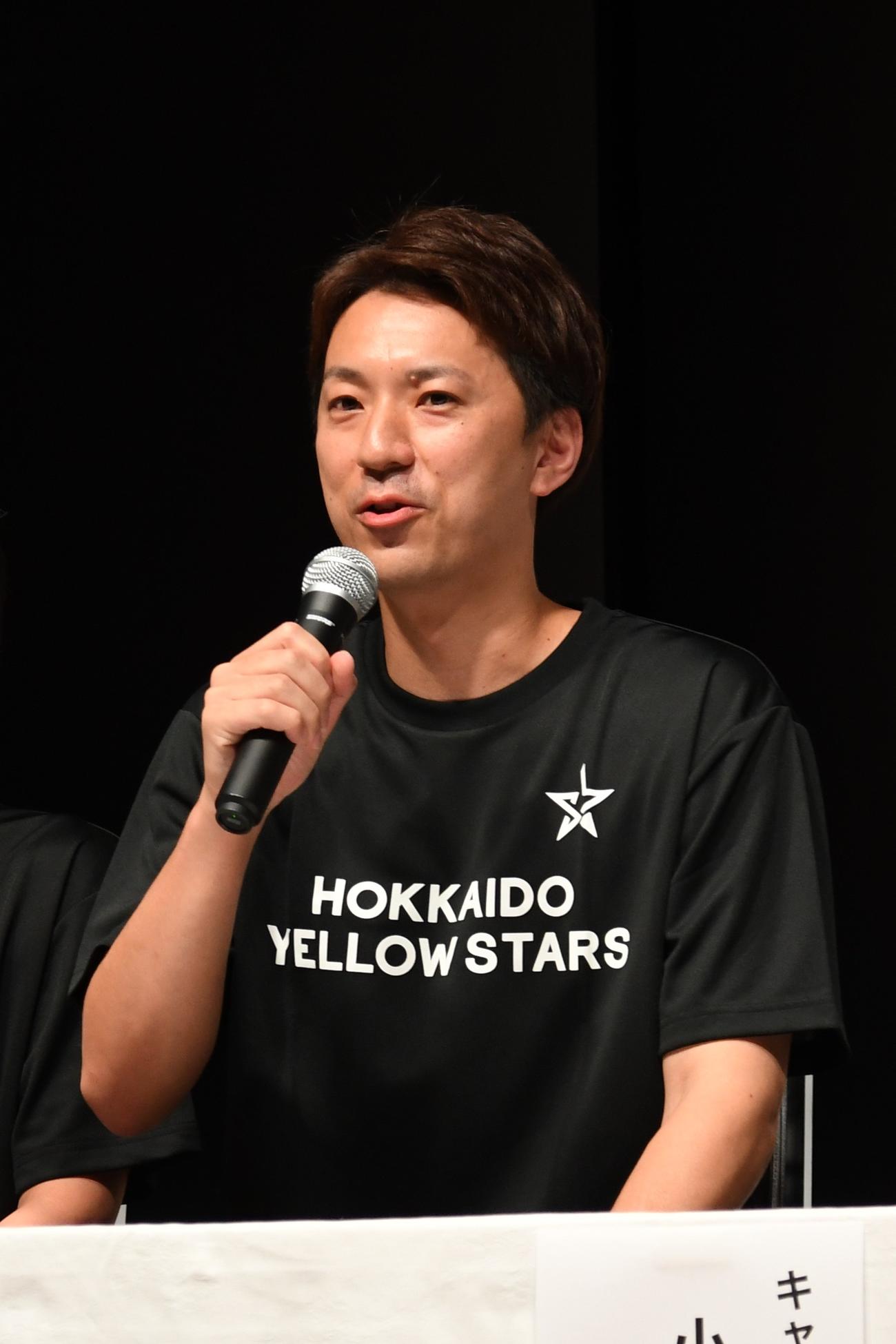 意気込みを語る北海道イエロースターズの浜崎監督（撮影・石井翔太）