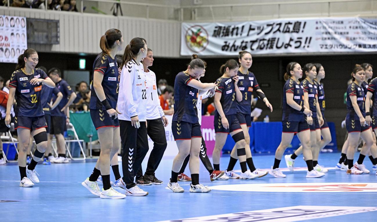 韓国に敗れ、肩を落とす相沢（23）ら日本の選手たち（共同）