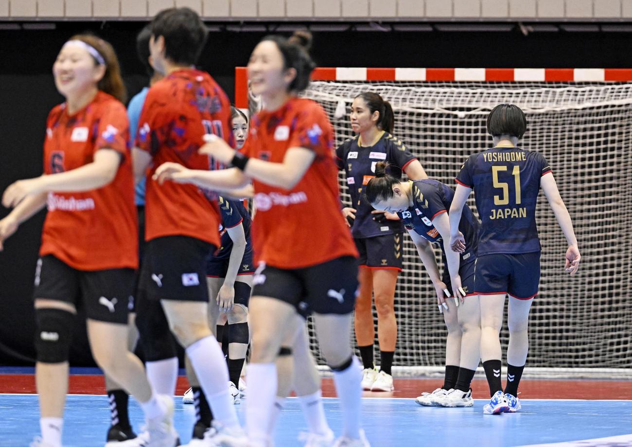 韓国に敗れ、肩を落とす相沢（右から2人目）ら日本の選手たち（共同）
